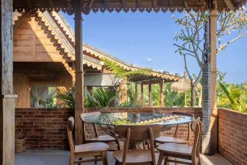 Charming 3BR Villa w/pool & viewにあるバルコニーまたはテラス