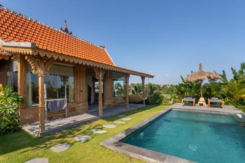 MungguにあるCharming 3BR Villa w/pool & viewのプールと家のあるヴィラ