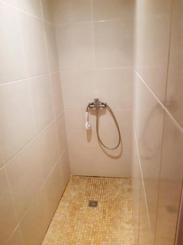 une douche avec pommeau de douche dans une salle de bain dans l'établissement L'Olivier - Centre village - Au calme, à Bessan
