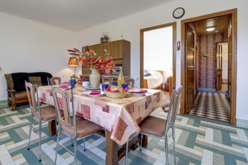 a dining room with a table and chairs at Le Relais Champenois in Fagnières