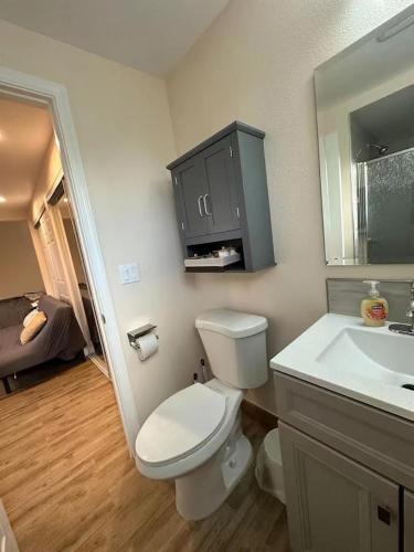 een badkamer met een wit toilet en een wastafel bij 20% Off Studio in Cebu IT Park w/ Great City View in Manilla