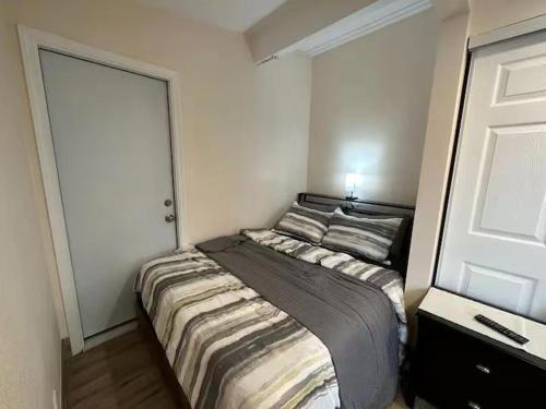 een slaapkamer met een bed in een kamer met een deur bij 20% Off Studio in Cebu IT Park w/ Great City View in Manilla