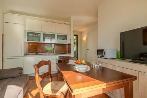 une cuisine avec une table et une salle à manger dans l'établissement Casa Dolce Casa, à Sarnico