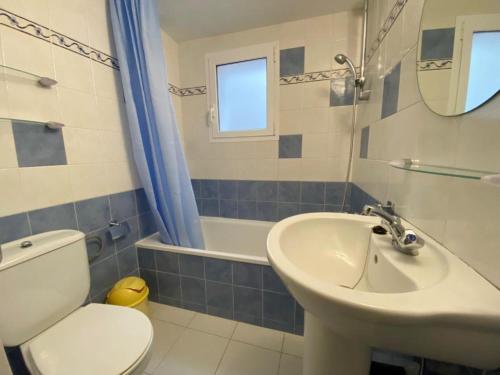 uma casa de banho com um WC, um lavatório e uma banheira em Casa Yves em Tossa de Mar