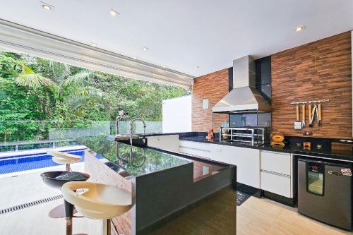 Dapur atau dapur kecil di Casa de 400m² e piscina próximo à praia