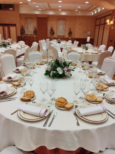 a table set up for a wedding with white tables and chairs at Hotel Conde Ansúrez in Valladolid