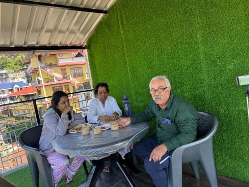 Επισκέπτες που μένουν στο Aama Home Stay