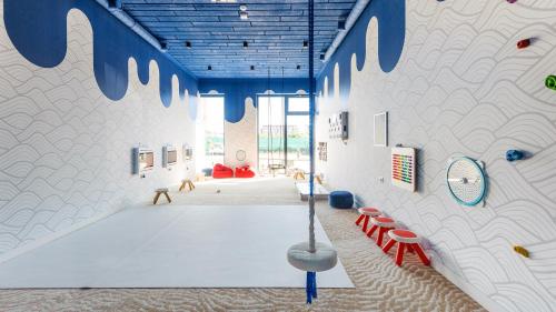 a room with a play area with red and white walls at Polanki Aqua Nature View in Kołobrzeg