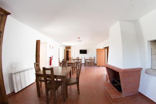 a dining room with a table and chairs at A Casa de Salsas in Salsas