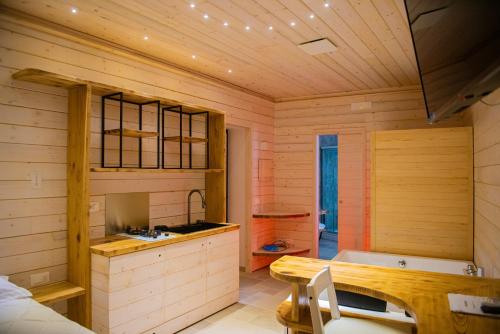 a kitchen with a table and a tub in a room at ARTEMIDE "Corte Segreta" B&B SUITE SPA in San Cipriano Picentino