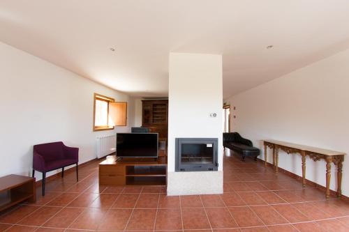 a living room with a tv and a couch and a tvictericterictericter at A Casa de Salsas in Salsas