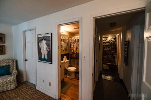 um corredor com uma porta que leva a uma casa de banho em The Bridges Mt Washington Sleeps 12 em Pittsburgh