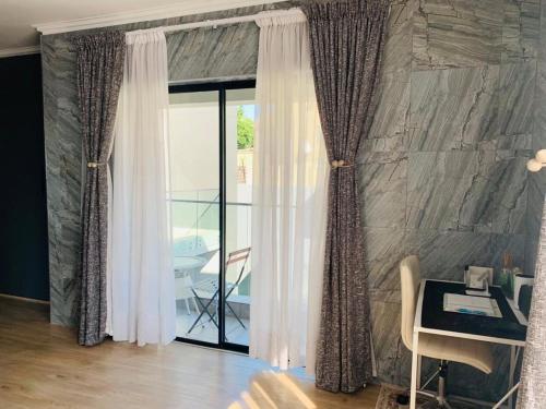 een woonkamer met gordijnen en een tafel met een tafel bij Private Deluxe Bedroom with Backup Power in Johannesburg