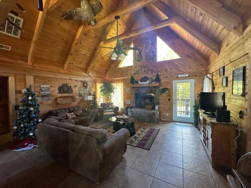 Ein Sitzbereich in der Unterkunft Trail's End Cabin