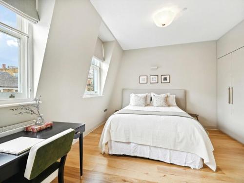 Mayfair Luxury Apartment Sleeps 6 people tesisinde bir odada yatak veya yataklar