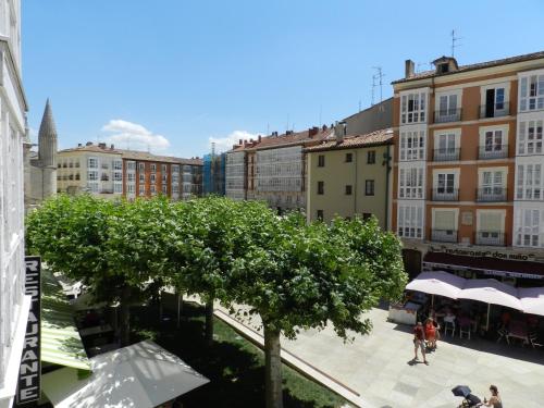 vistas a una ciudad con árboles y edificios en Apartamento Catedral, en Burgos