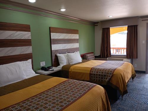 Postel nebo postele na pokoji v ubytování Americas Best Value Inn & Suites-Alvin/Houston