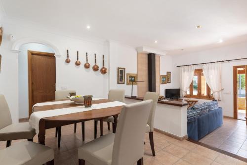 a dining room and kitchen with a table and chairs at Garonda Villa in Cala Pi