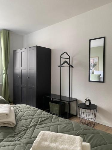 - une chambre avec un lit, une commode et un miroir dans l'établissement 80 m2 l Central lWLAN lNetflix l MuYa Apartments, à Hanovre