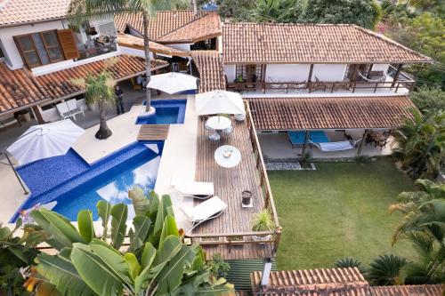 vista aerea su una villa con piscina di CuatroCinco e Mundo BT - Casa de Hospedagem de Pessoas e Pets a São Sebastião