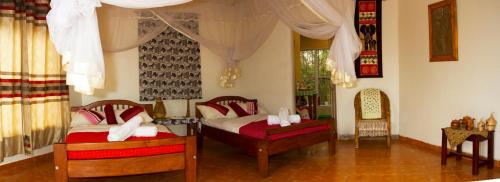 una camera con due letti e una finestra di Euphorbia Safari Lodge a Kasenyi