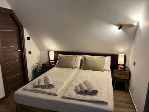 Una cama con dos pares de zapatillas. en Rifugio Federici Home, en Camigliatello Silano