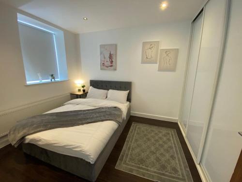 um quarto com 2 camas e uma janela em Two BR Flat in Sutton London NH119 em Sutton