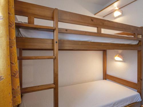Ce lit superposé se trouve dans un dortoir doté de 2 lits superposés. dans l'établissement Studio pratique proche pistes avec terrasse et animaux admis - FR-1-181-2227, à La Plagne Tarentaise