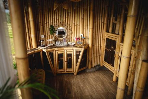 um quarto com uma mesa com um espelho em The Nude House em Selat