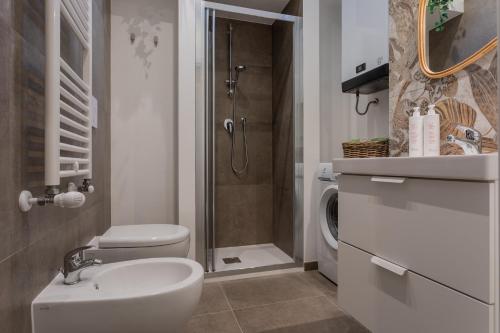een badkamer met een wastafel, een toilet en een douche bij Einaudi Apartment by Wonderful Italy in Turijn