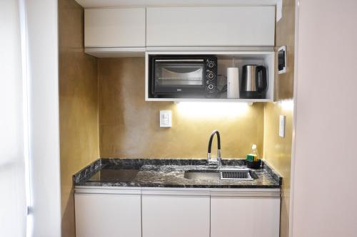 una cocina con fregadero y microondas en Studio Congreso, en Buenos Aires