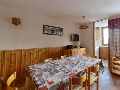 une salle à manger avec une table et des chaises et une cuisine dans l'établissement Appartement Duplex Spacieux · Proche Pistes · 8 pers · Vue Mont-Blanc - FR-1-181-2488, à La Plagne Tarentaise
