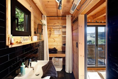a bathroom with a sink in a wooden cabin at Ferienhaus Auszeyt für Zwei in Waldeck