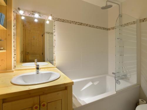 une salle de bain avec un lavabo et une baignoire dans l'établissement Studio tout confort avec cabine - Accès direct aux pistes - FR-1-181-2578, à Aime La Plagne