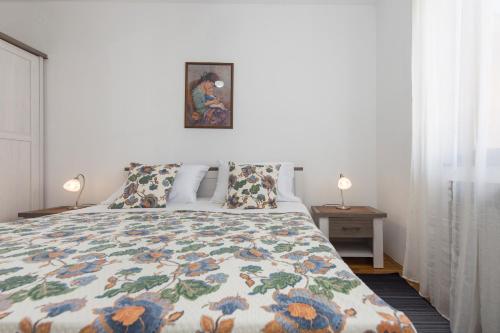a bedroom with a bed with a colorful bedspread at Casa Bruna in Labin