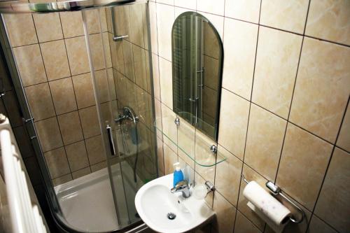 y baño con lavabo, espejo y ducha. en Hostel Mak, en Sarajevo
