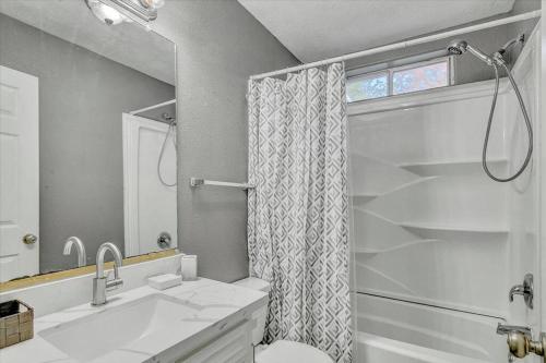 W łazience znajduje się umywalka, toaleta i prysznic. w obiekcie Charming 3 bedroom home in Nederland w mieście Nederland