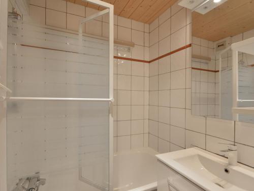 La salle de bains est pourvue d'une douche et d'un lavabo. dans l'établissement Studio Belle Plagne, 1 pièce, 4 personnes - FR-1-181-2681, à La Plagne Tarentaise