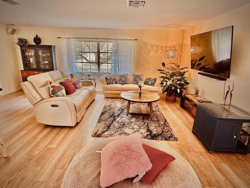 sala de estar con sofá y mesa en 4 Bedroom Clearwater Vacation Home with Amazing Backyard en Clearwater