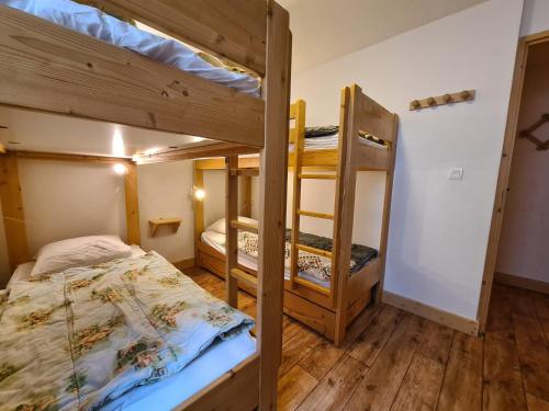 Appartement cosy, 8 personnes, 3 chambres - MONTA01 في بوفورت: غرفة نوم بسريرين بطابقين في غرفة