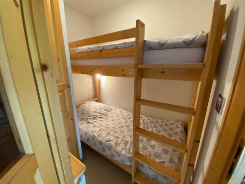 une chambre avec deux lits superposés et une échelle dans l'établissement Appartement pied des pistes, 4 personnes, 1 chambre, 1 coin montagne - GRAN06, à Beaufort
