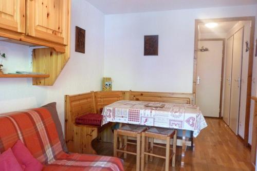 un salon avec une table et un canapé dans l'établissement Appartement centre, 4 personnes, 1 chambre, 1 coin montagne - VLII48, à Beaufort