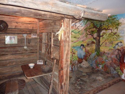 une chambre avec une peinture murale dans une cabine dans l'établissement Appartement cosy, 4 personnes, 1 chambre, 1 coin montagne - CC07, à Beaufort