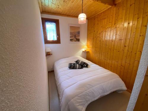 a camera sitting on a bed in a room at Appartement lumineux, 4 personnes, 1 chambre - OCII10 in Beaufort