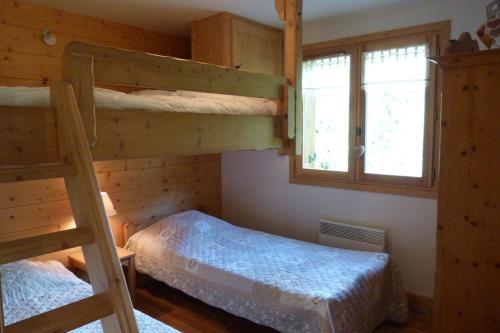 une chambre avec deux lits superposés et une fenêtre dans l'établissement Appartement cosy, 6 personnes, 2 chambres - ISALINE04, à Beaufort