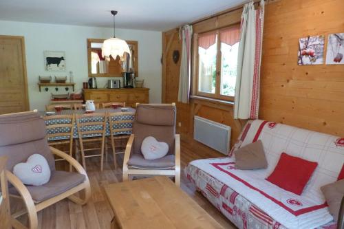 un salon avec un canapé et des chaises et une cuisine dans l'établissement Appartement cosy, 6 personnes, 2 chambres - ISALINE04, à Beaufort