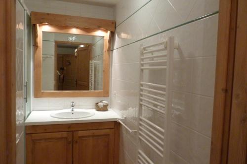 une salle de bain avec un lavabo et un miroir dans l'établissement Appartement cosy, 6 personnes, 2 chambres - ISALINE04, à Beaufort