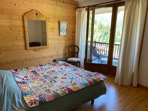 une chambre avec un lit avec une couette dessus dans l'établissement Appartement spacieux et confortable, 11 personnes, 4 chambres, 1 garage - ROCHE02, à Beaufort