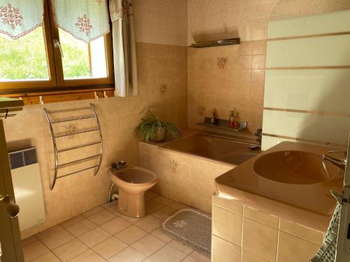 une salle de bain avec une baignoire, des toilettes et un lavabo dans l'établissement Appartement spacieux et confortable, 11 personnes, 4 chambres, 1 garage - ROCHE02, à Beaufort