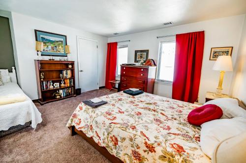 ピッツバーグにあるThe George Washington on Mt Washingtonのベッドルーム1室(ベッド1台、ドレッサー、赤いカーテン付)